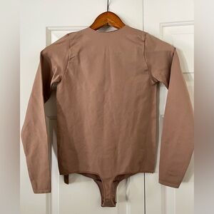 SKIMS FITS EVERYBODY 
Long Sleeve Crew Neck Bodysuit 
L/XL